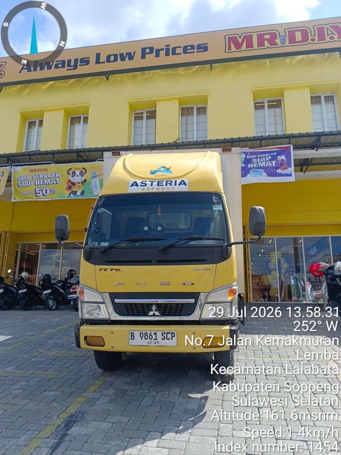 Unit CDD Long Box Asteria Express saat pengiriman ke gerai ritel di Kabupaten Soppeng